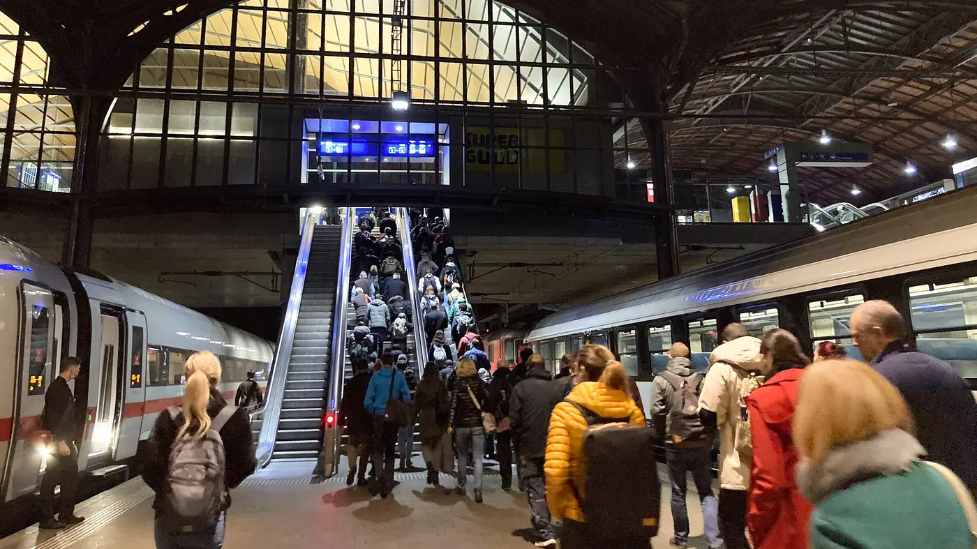 ri-tw-sbb_passerelle-basel-pendler-02