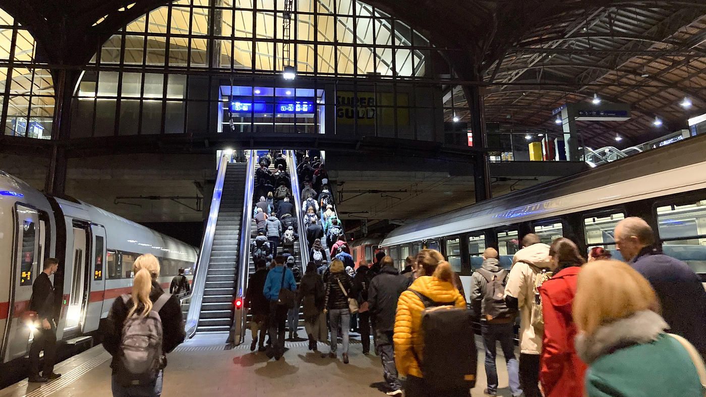 ri-tw-sbb_passerelle-basel-pendler-02