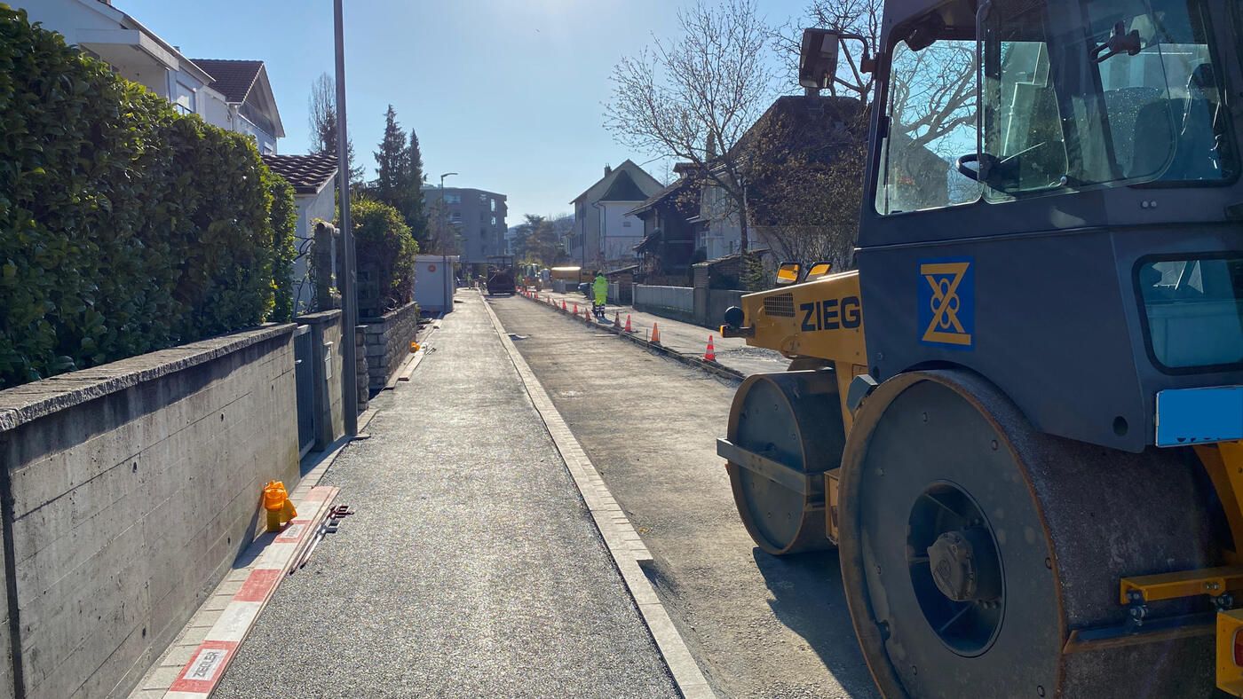 RI-Auf dem rund 600 Meter langen Strassenabschnitt, inkl. Kreuzungsbereichen und einer Nebenstrasse, wurden etappenweise vorgängig die Werkleitungen, Wasser, Gas und Elektrik und im Anschluss der Strassenbau inkl. Fundationsschichtersatz und Randabschlüssen erneuert. Nach Fertigstellung aller Bauetappen folgte im August 2021 der Einbau des Deckbelags. Wir haben das Projekt ab Phase Vorprojekt bis Inbetriebnahme geleitet.  Mit dem Strassenbau wurden in der 30er Tempozone verkehrsberuhigende Massnahmen mittel
