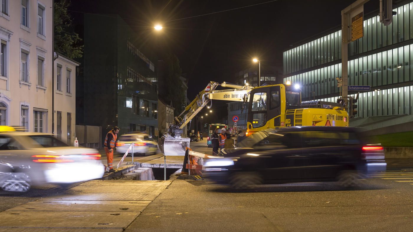 Arbeiten Fernwärmeleitungsbau bei Nacht