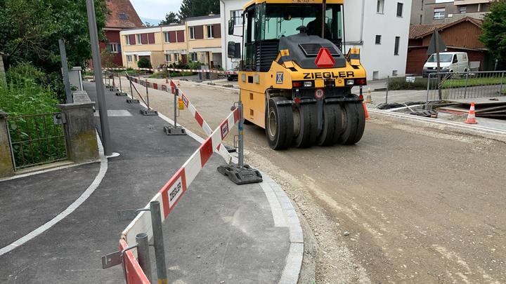 RI-Auf dem rund 600 Meter langen Strassenabschnitt, inkl. Kreuzungsbereichen und einer Nebenstrasse, wurden etappenweise vorgängig die Werkleitungen, Wasser, Gas und Elektrik und im Anschluss der Strassenbau inkl. Fundationsschichtersatz und Randabschlüssen erneuert. Nach Fertigstellung aller Bauetappen folgte im August 2021 der Einbau des Deckbelags. Wir haben das Projekt ab Phase Vorprojekt bis Inbetriebnahme geleitet.  Mit dem Strassenbau wurden in der 30er Tempozone verkehrsberuhigende Massnahmen mittel