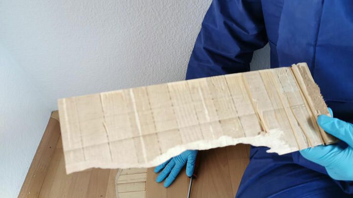 Untersuchung eines asbesthaltigen Klebers.