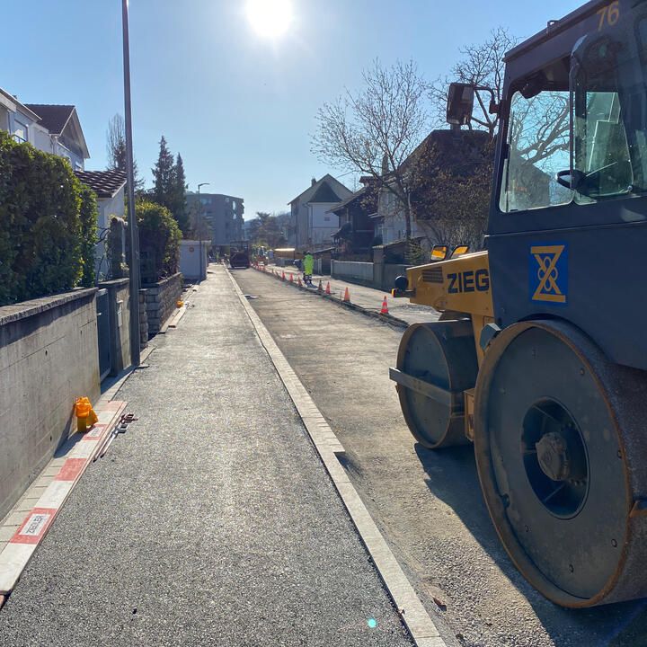 RI-Auf dem rund 600 Meter langen Strassenabschnitt, inkl. Kreuzungsbereichen und einer Nebenstrasse, wurden etappenweise vorgängig die Werkleitungen, Wasser, Gas und Elektrik und im Anschluss der Strassenbau inkl. Fundationsschichtersatz und Randabschlüssen erneuert. Nach Fertigstellung aller Bauetappen folgte im August 2021 der Einbau des Deckbelags. Wir haben das Projekt ab Phase Vorprojekt bis Inbetriebnahme geleitet.  Mit dem Strassenbau wurden in der 30er Tempozone verkehrsberuhigende Massnahmen mittel