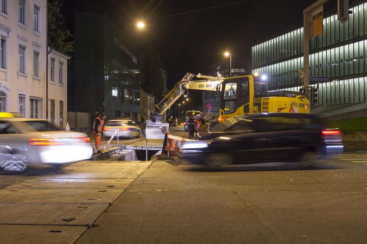 Arbeiten Fernwärmeleitungsbau bei Nacht