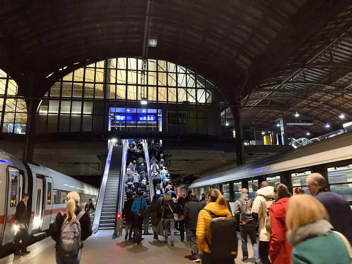 ri-tw-sbb_passerelle-basel-pendler-02