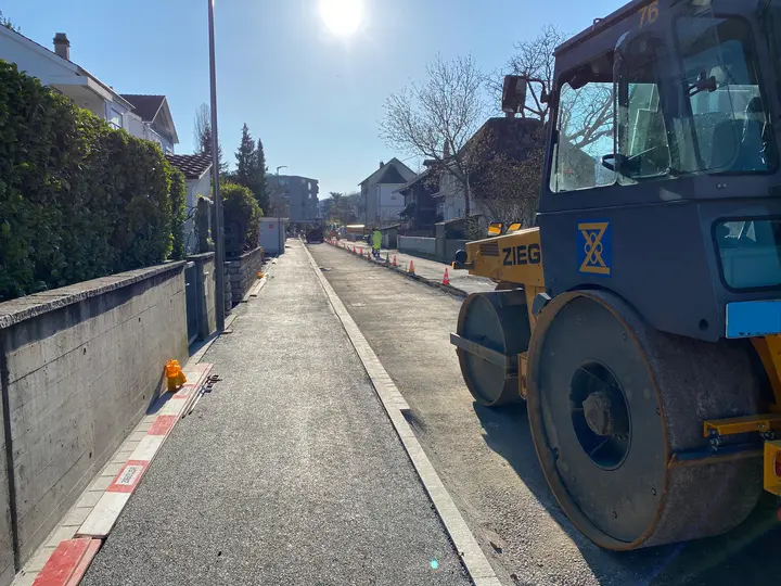 RI-Auf dem rund 600 Meter langen Strassenabschnitt, inkl. Kreuzungsbereichen und einer Nebenstrasse, wurden etappenweise vorgängig die Werkleitungen, Wasser, Gas und Elektrik und im Anschluss der Strassenbau inkl. Fundationsschichtersatz und Randabschlüssen erneuert. Nach Fertigstellung aller Bauetappen folgte im August 2021 der Einbau des Deckbelags. Wir haben das Projekt ab Phase Vorprojekt bis Inbetriebnahme geleitet.  Mit dem Strassenbau wurden in der 30er Tempozone verkehrsberuhigende Massnahmen mittel