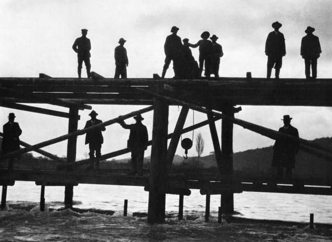 r-Geschichte-1916_Rohrleitung im Rhein