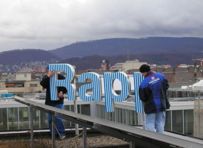 r-Geschichte-2003_neues Erscheinungsbild