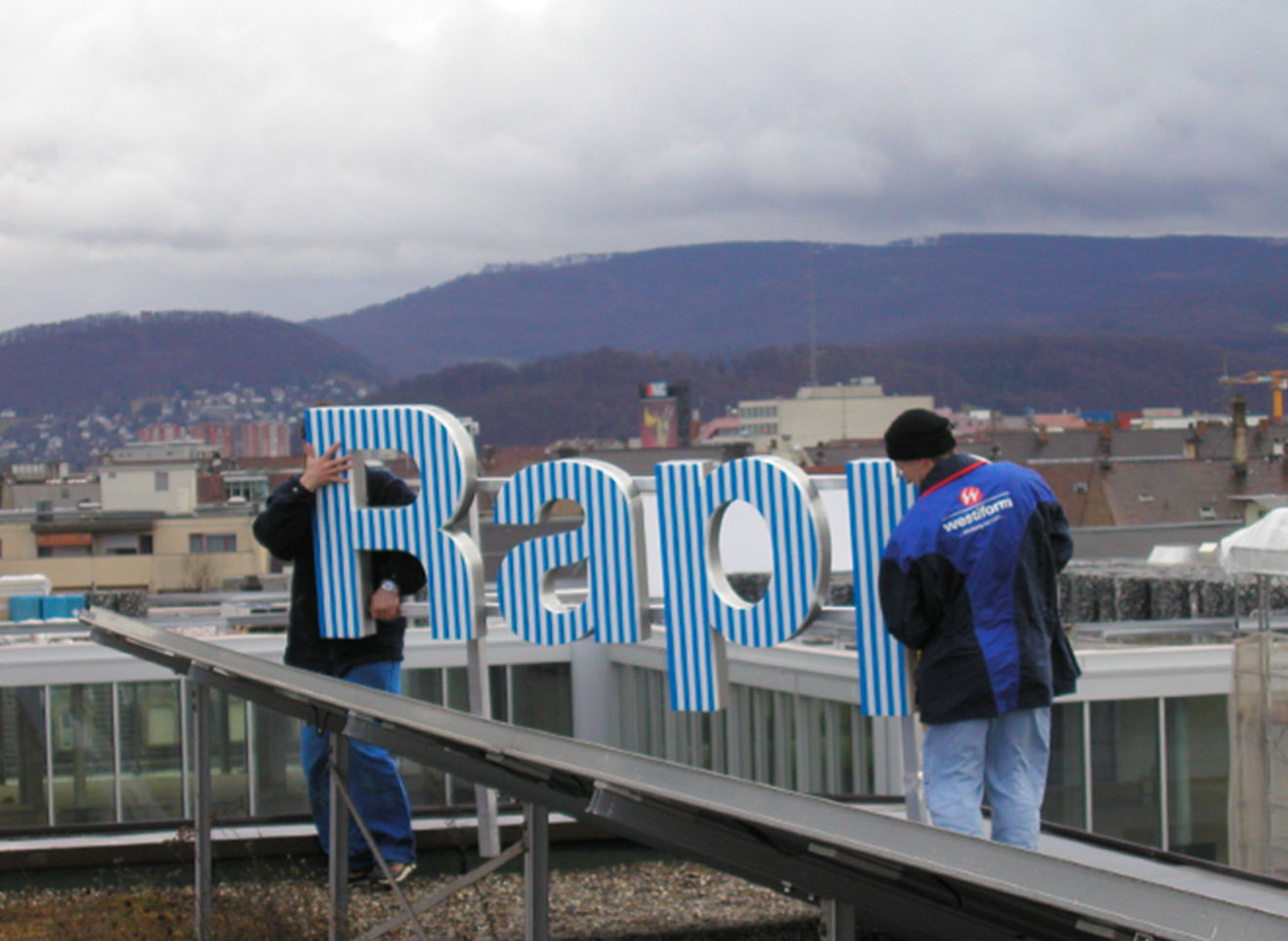 r-Geschichte-2003_neues Erscheinungsbild
